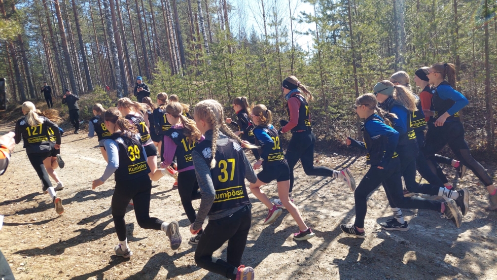 Pohjois-Karjalan pm-maastot järjestettiin tänä keväänä Ylämyllyn maastoissa. 13–15-vuotiaat tytöt juoksivat 2,3 kilometrin lenkin.