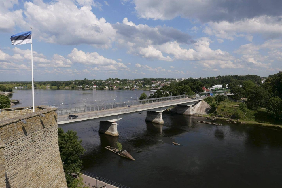 Kuva kapean Narvajoen ylittävästä sillasta EU:n ja Venäjän välisellä rajalla.