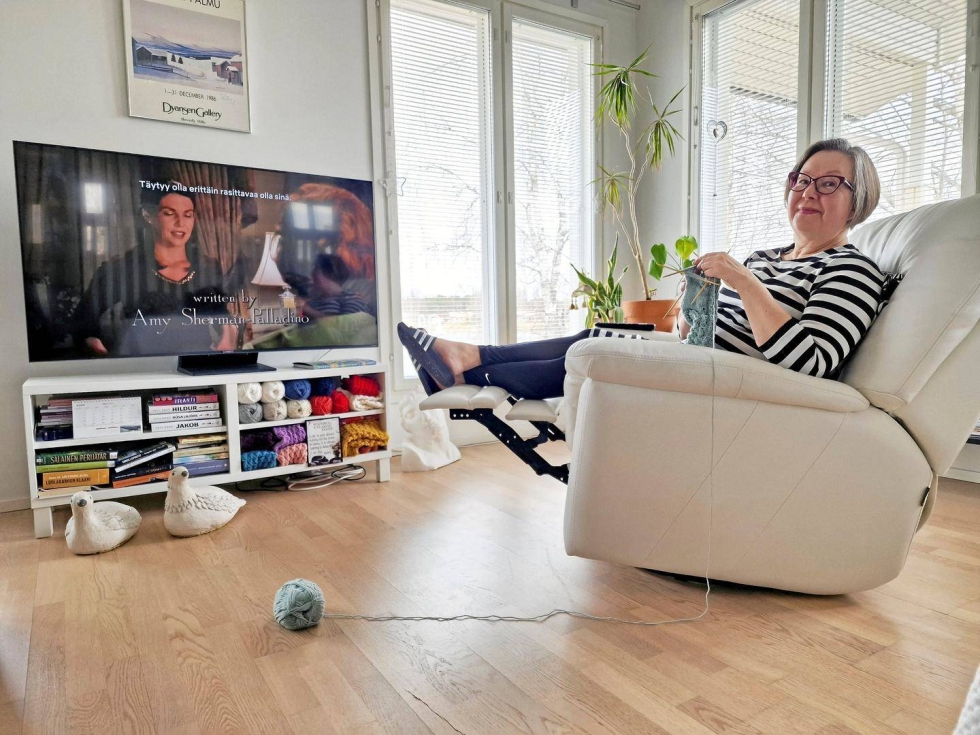 Heli Hjelmeroos-Haapasalo tekee usein käsitöitä samalla kun katsoo ohjelmia uudesta televisiostaan.