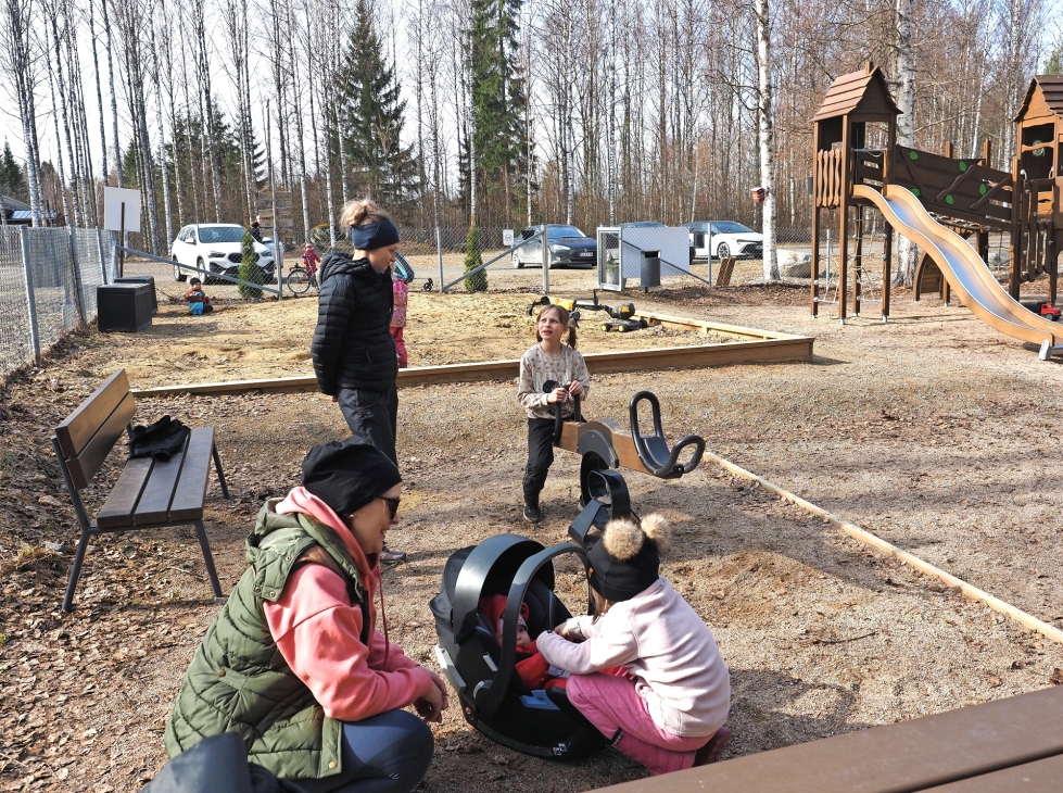 Lapset leikkimässä Vuoden kyläksi valitussa Kiteen Puhoksessa.
