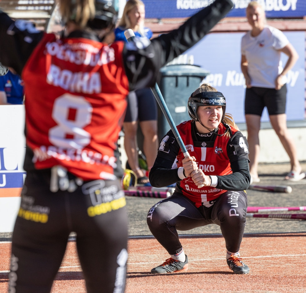 Joensuun Mailan Nelli Huotari (oik.) ratkaisi voiton joukkueelleen kotiutuskilpailun päätteeksi.