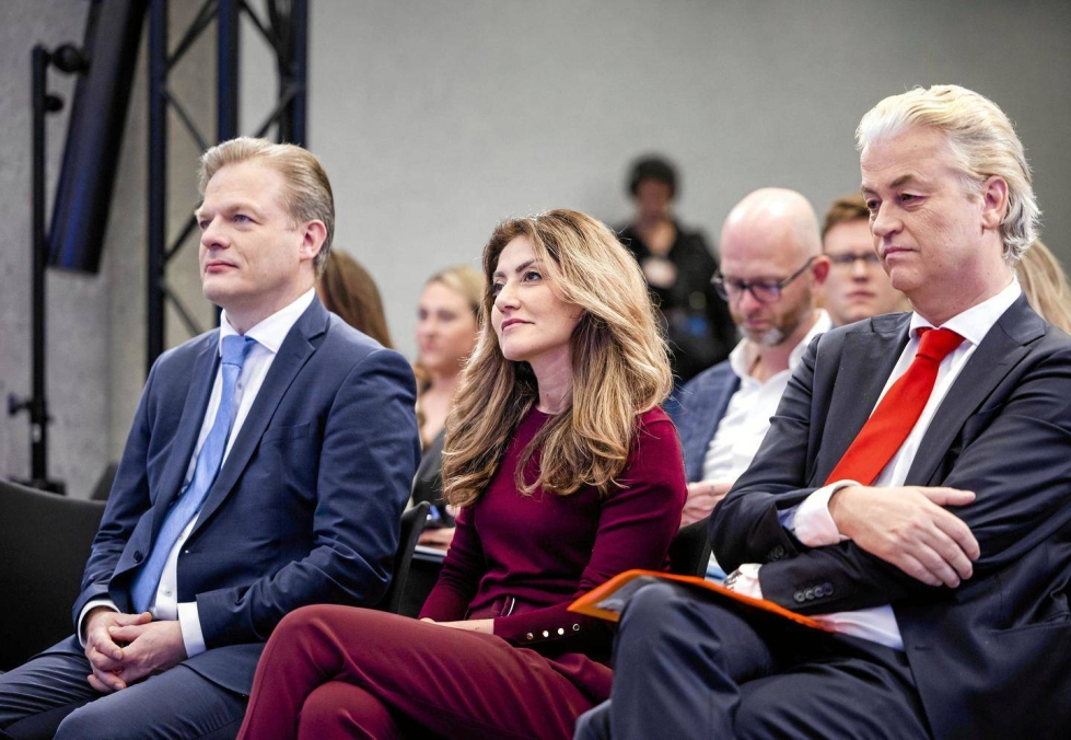 Kolme Hollannin tulevan hallituksen neljästä puoluejohtajasta, NSC:n Pieter Omtzigt, VVD:n Dilan Yesilgöz ja PVV:n Geert Wilders, osallistumassa hallitussopimuksen esittelytilaisuuteen pari viikkoa sitten Haagissa.