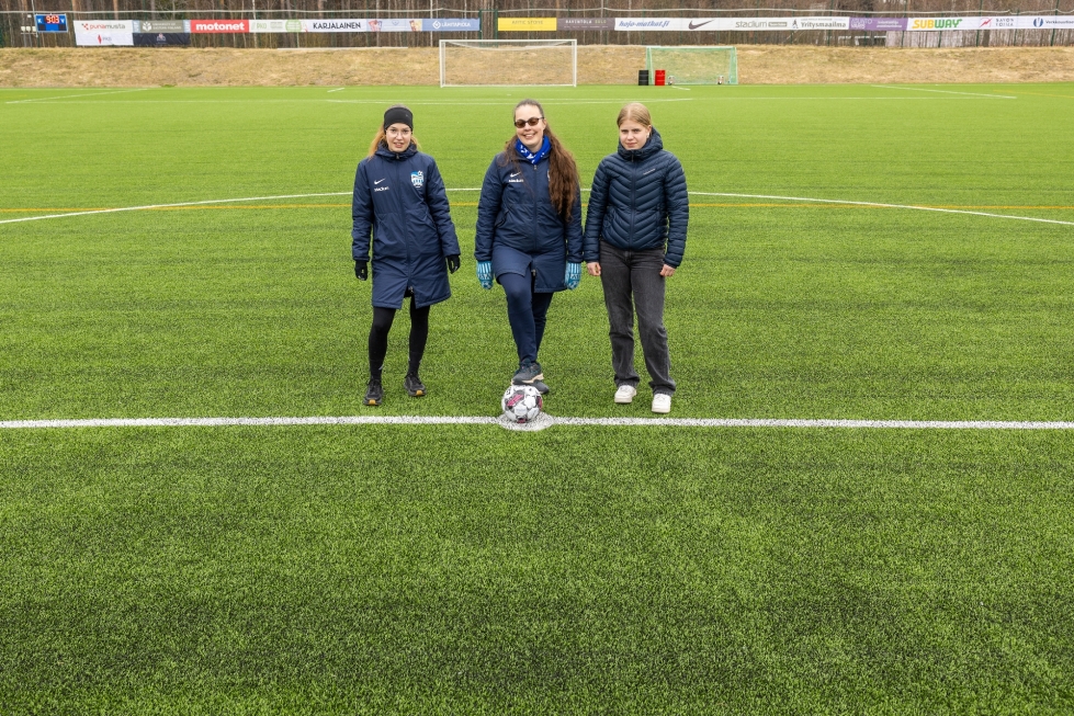 Jutta Kurjen jalkapalloperheeseen kuuluvat tyttäret Minttu (vas.) ja Pinja Kurki. He kaikki kolme toimivat myös valmentajina.