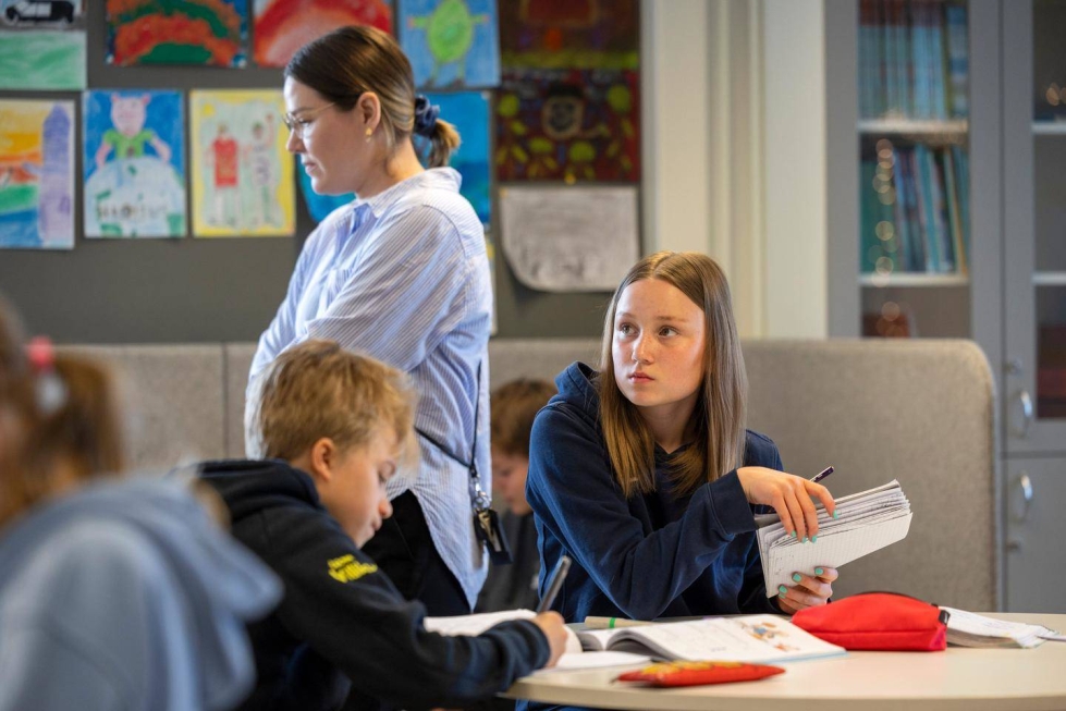 Kuudesluokkalaiset Nuutti Salminen (vas.) ja Elli Komulainen osallistuivat opettaja Anna-Riikka Ollilan vetämälle matematiikan tunnille Mankolan yhtenäiskoulussa.