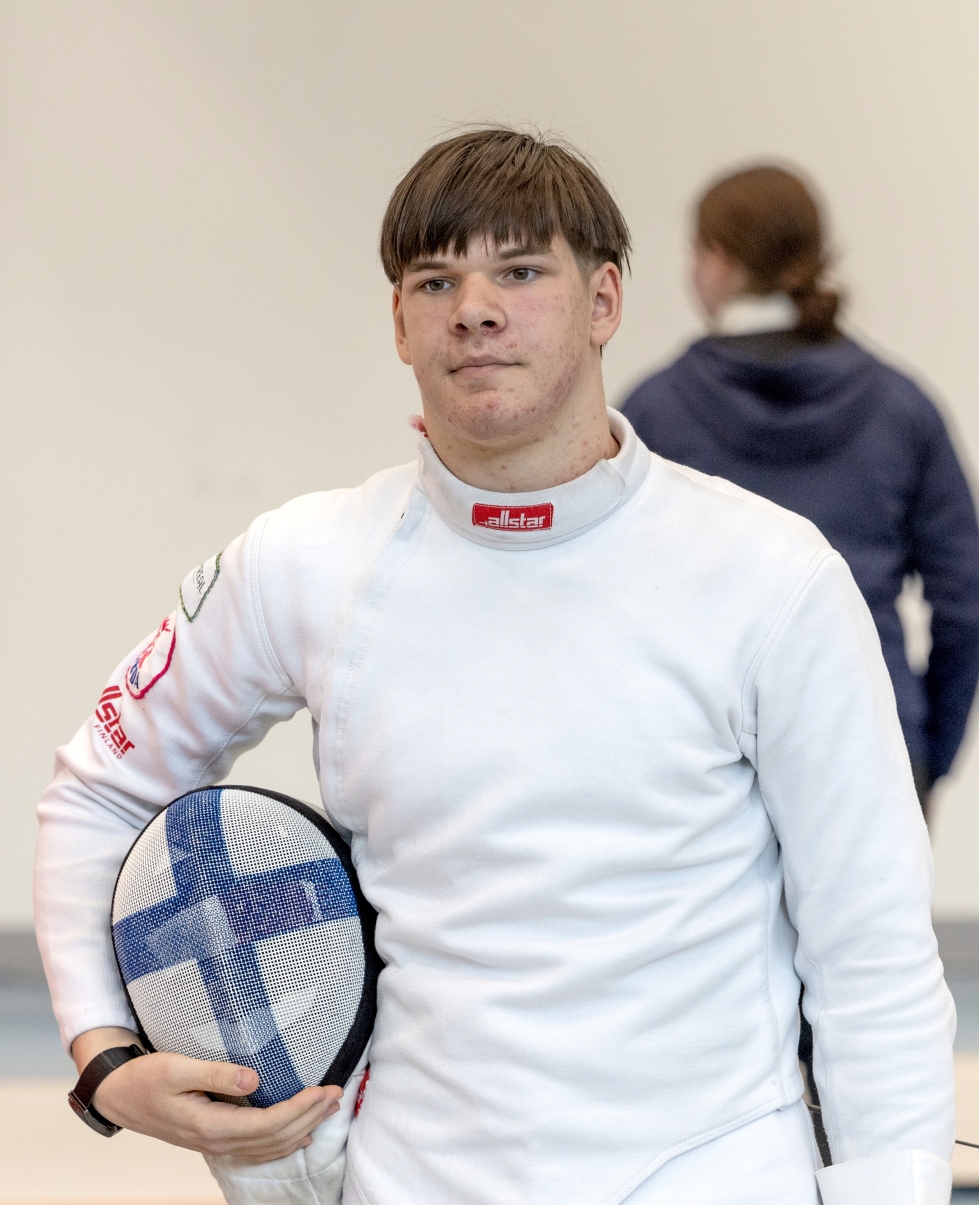 Kalpamiekkailun nuorten MM-kisojen kuutonen Kerkko Järvi dominoi 17- ja 20-vuotiaiden sarjoja Joensuun nuorten SM-kisoissa.