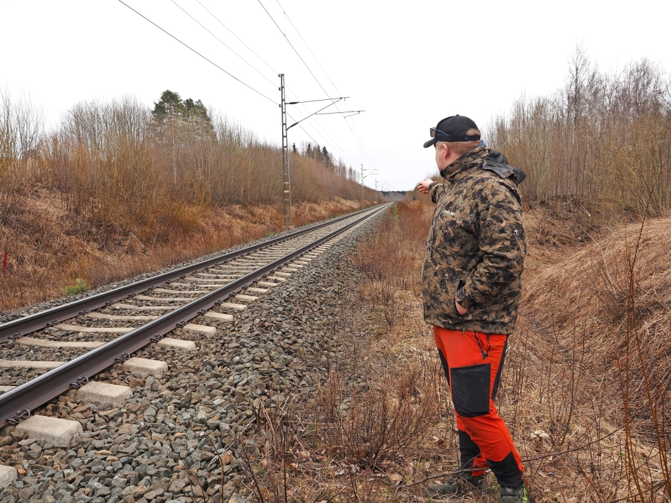 Santeri Repo osoittaa paikkaa, josta hän löysi junan alle jääneen koiran.