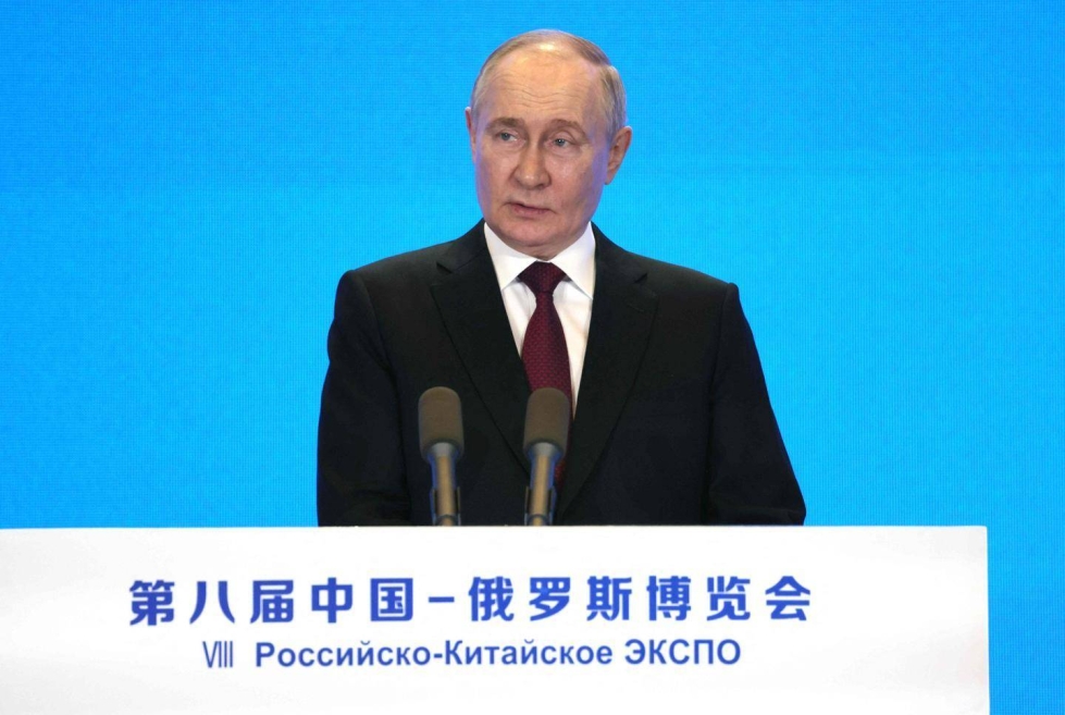 Venäjän presidentti Vladimir Putin puhumassa Kiinassa perjantaina 17.5.2024.