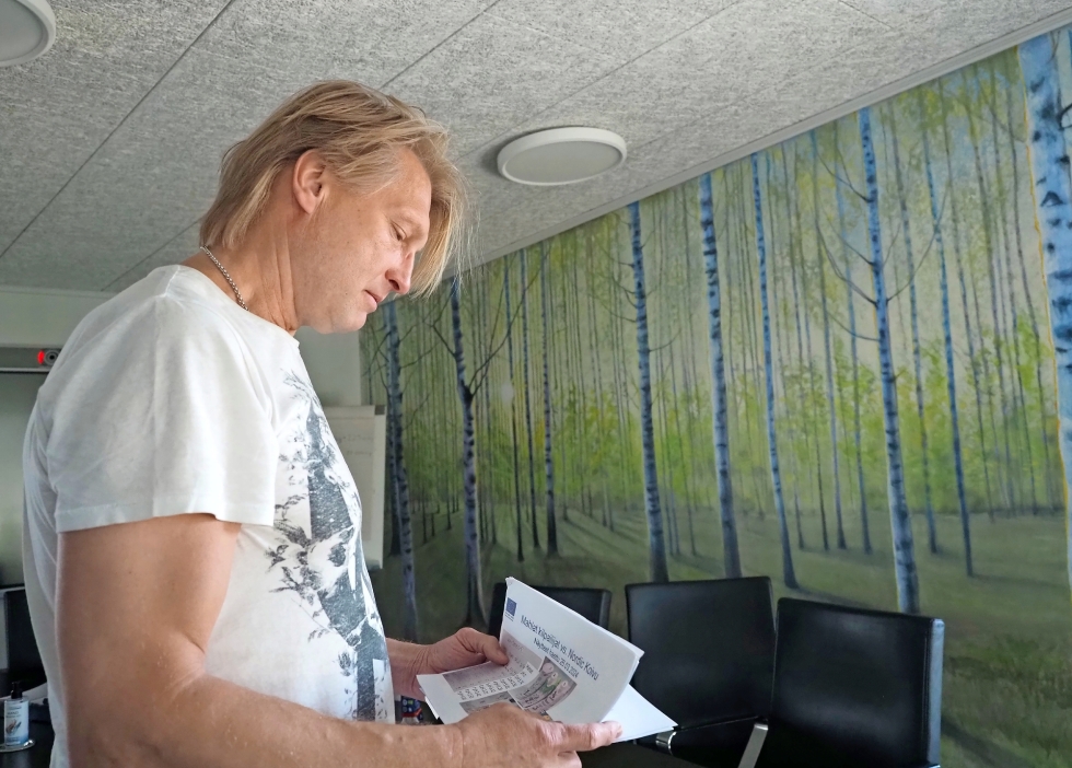 Nordic Koivun toimitusjohtaja Arto Korhonen selailee yliopistossa yritykselle tehtyä laatututkimusta.