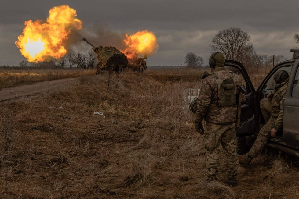 Ukrainalaissotilaat tulittamassa ruotsalaisvalmisteisella haupitsilla Donetskin alueella 20.1.2024.