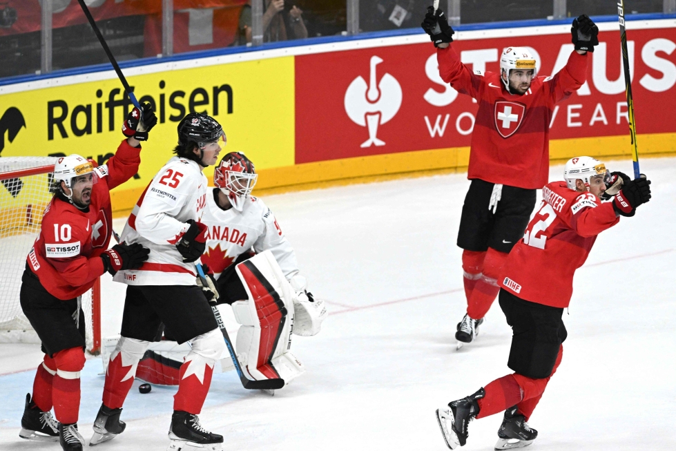 Sveitsin pelaajat tuulettivat voittoaan Prahassa.