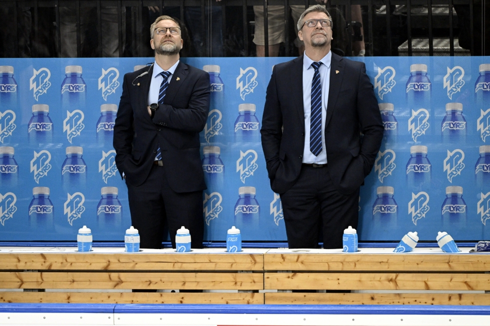Jukka Jalonen (oik.), Mikko Manner ja kumppanit yrittävät luotsata Suomen takaisin voittojen tielle lauantain ottelussa Kanadaa vastaan.