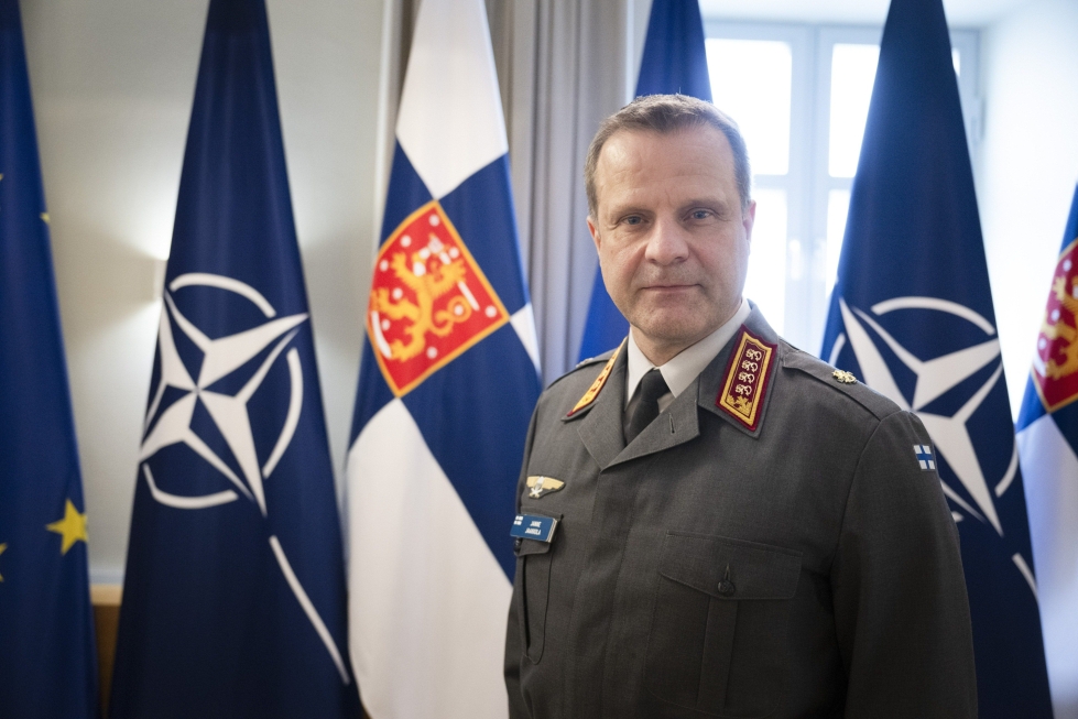 Puolustusvoimain komentaja Janne Jaakkola pääesikunnassa Helsingissä 10. huhtikuuta 2024.