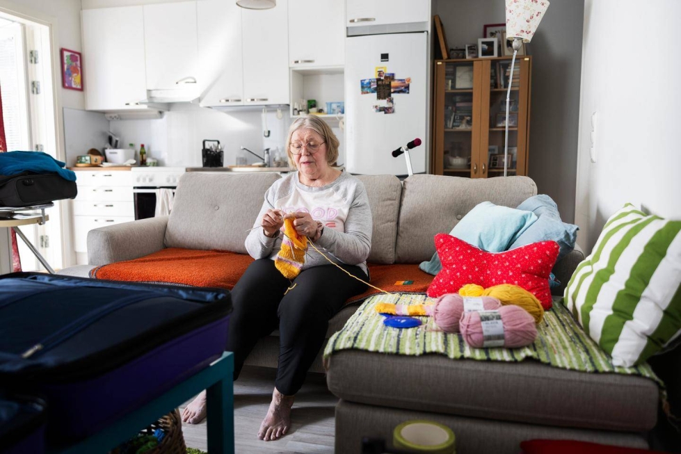 Irja Heikkinen on ollut tyytyväinen asumisoikeusasumiseen. Asumisoikeusmaksu takaa sen, ettei asunnosta voida irtisanoa samalla tavalla kuin vuokra-asunnosta. Käyttövastike on pienempi kuin vuokra-asunnossa.