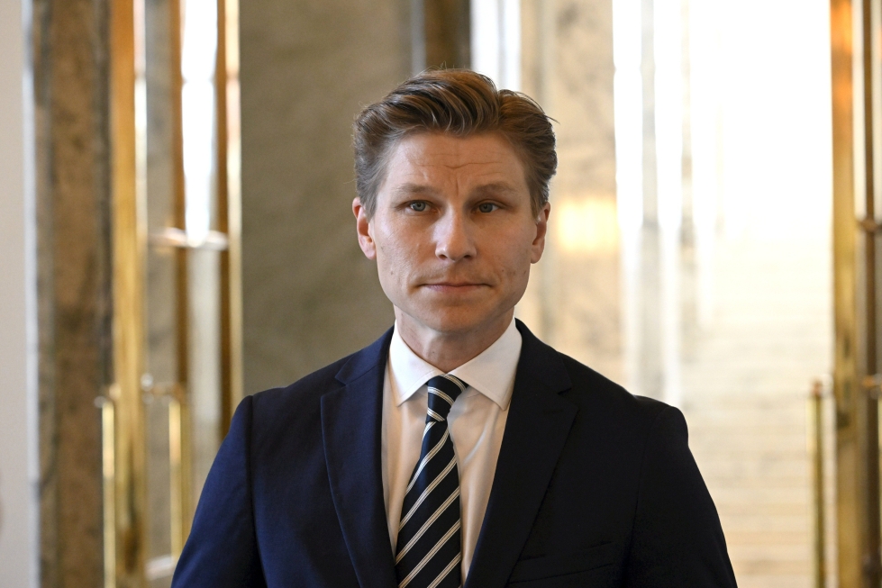 Puolustusministeri Antti Häkkäsen mukaan epäiltyyn alueloukkaukseen suhtaudutaan vakavasti.