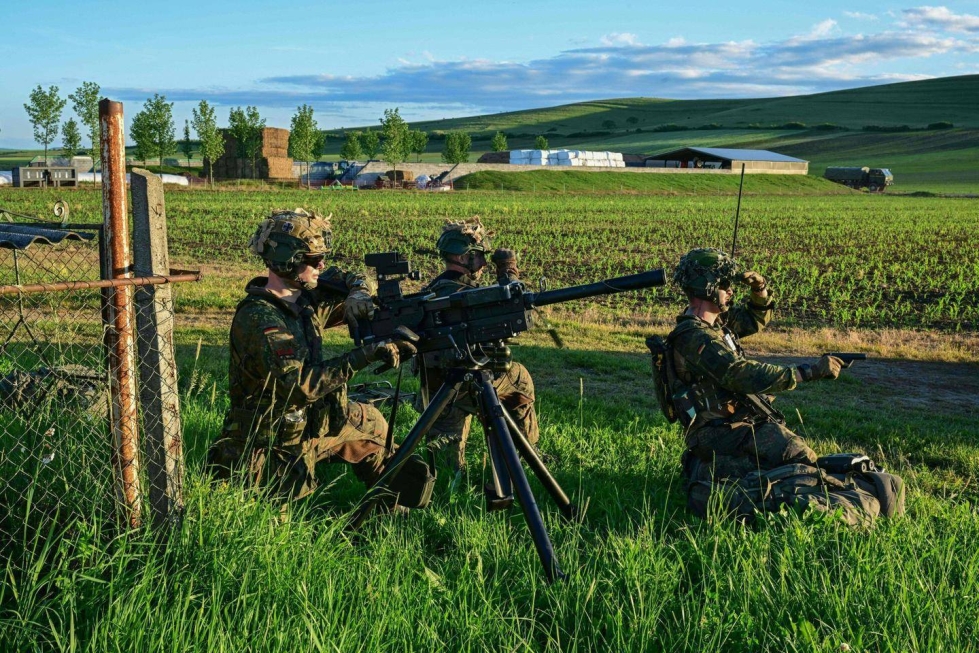 Saksan asevoimien sotilaita harjoittelemassa Romaniassa Naton Swift Response -harjoituksessa toukokuussa 2024.