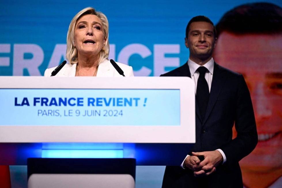Äärioikeistolainen Kansallinen rintama otti Ranskassa murskavoiton EU-vaaleissa, joissa puolueen pitkäaikainen johtohahmo Marine Le Pen kampanjoi aktiivisesti. Taustalla puolueen puheenjohtaja Jordan Bardella.
