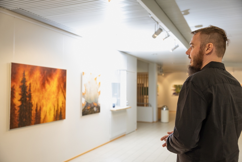 Kutsuimme sitä paratiisiksi (öljyväri kankaalle, 2023) on Antti Hakkaraisen tämän kesän näyttelyn vaikuttavia teoksia.