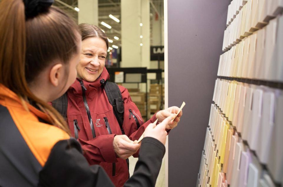 Kuopiolainen Mari Pomell katselee K-rauta Naumasessa sisustusharjoittelija Elvia Markkasen kanssa erilaisia maalisävyjä. Pomell etsii sopivia maalivaihtoehtoja taloyhtiön pihatalkoita varten.