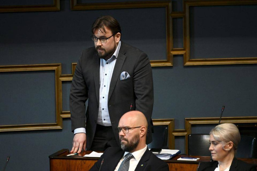 Jos Andersson valitaan mepiksi, hänen tilalleen eduskuntaan nousee viime vaaleissa eduskunnasta pudonnut Johannes Yrttiaho.