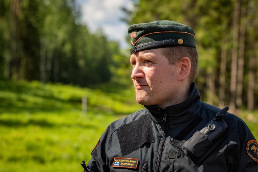 Suomen ja Venäjän rajalla on aukko, jossa sijaitsevat rajamerkit. Kuvassa apulaiskomentaja Samuli Murtonen.
