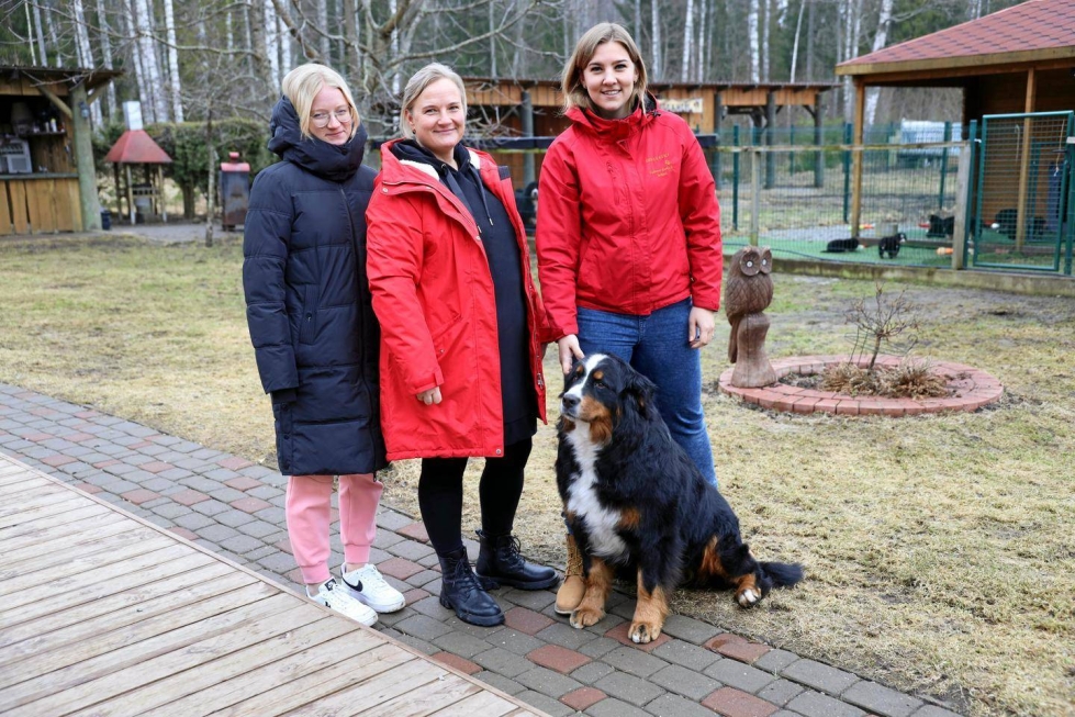 Koirat ovat elämäntapa Moonica Randmaalle (keskellä) ja hänen tyttärilleen Gerly-Reili Erelinelle (vas.) ja Keitlyn Randmaalle.
