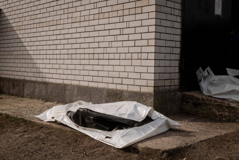 Ukrainalaissotilaan ruumis on kuljetettu ruumishuoneelle Donetskin alueella maaliskuussa 2024. Kuolleiden sotilaiden tunnistaminen on usein pitkä ja hankala prosessi.