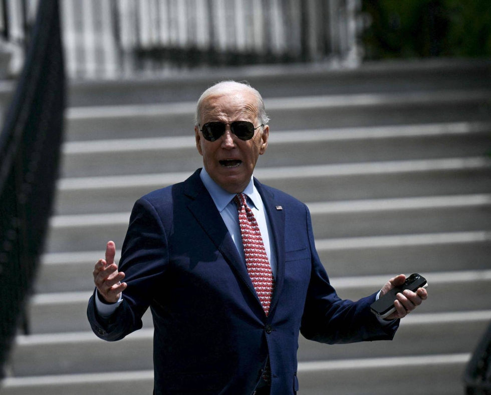 Presidentti Joe Biden elehti viime keskiviikkona medialle noustessaan kopteriin Valkoisen talon eteläiseltä nurmikentältä.
