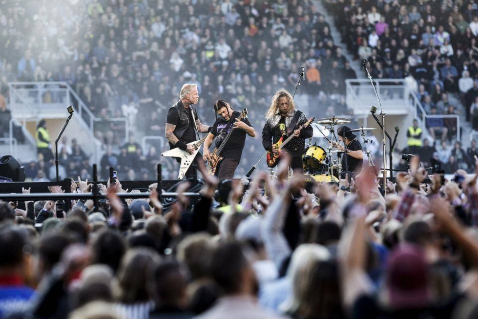 Metallica esiintyi täydelle Helsingin Olympiastadionille perjantaina. Yhtye tekee vielä toisen keikan sunnuntaina.