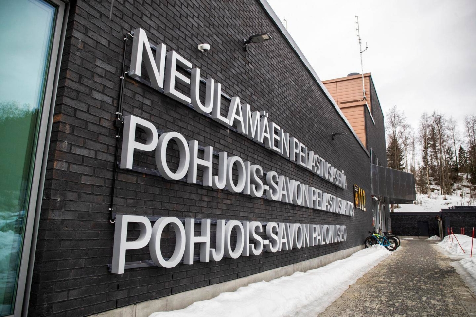Pohjois-Savon pelastuslaitoksen tilannekeskus sijaitsee Kuopion pääpelastusasemalla. Tilannekeskustiloissa ei kuvata eikä siellä vieraile ulkopuolisia.