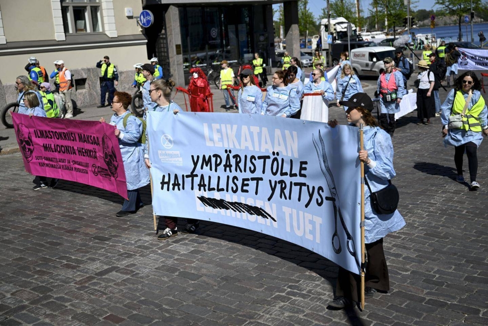 Elokapinan mielenosoitus Helsingin Kruununhaassa 20. toukokuuta 2024. Elokapinan sosiaali- ja terveysalojen ammattilaiset ja opiskelijat pysäyttivät liikenteen Kruununhaassa.