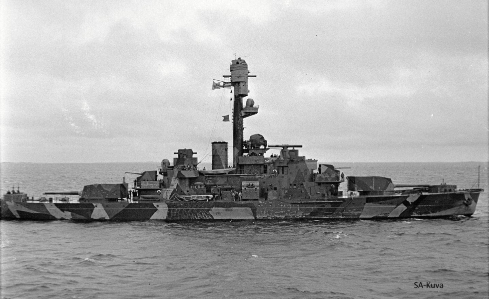 Panssarilaiva Ilmarinen upposi seitsemässä minuutissa osuttuaan miinaan. 271 miestä hukkui ja 132 saatiin pelastettua.