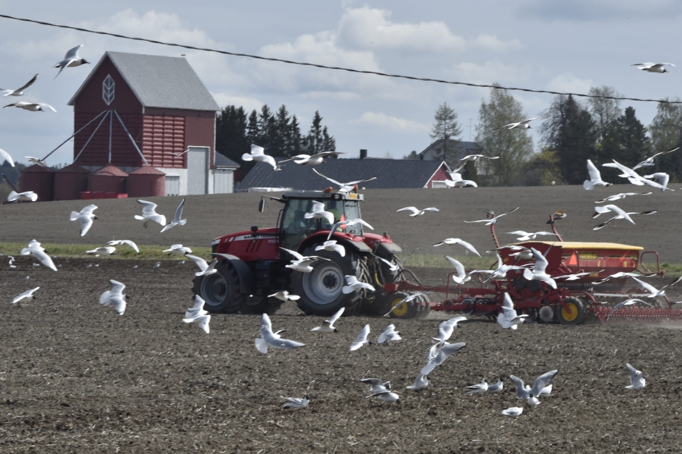 Maatiloilla on ollut ongelmia traktoreiden automaattiohjauksen ja ajo-opastinten kanssa.
