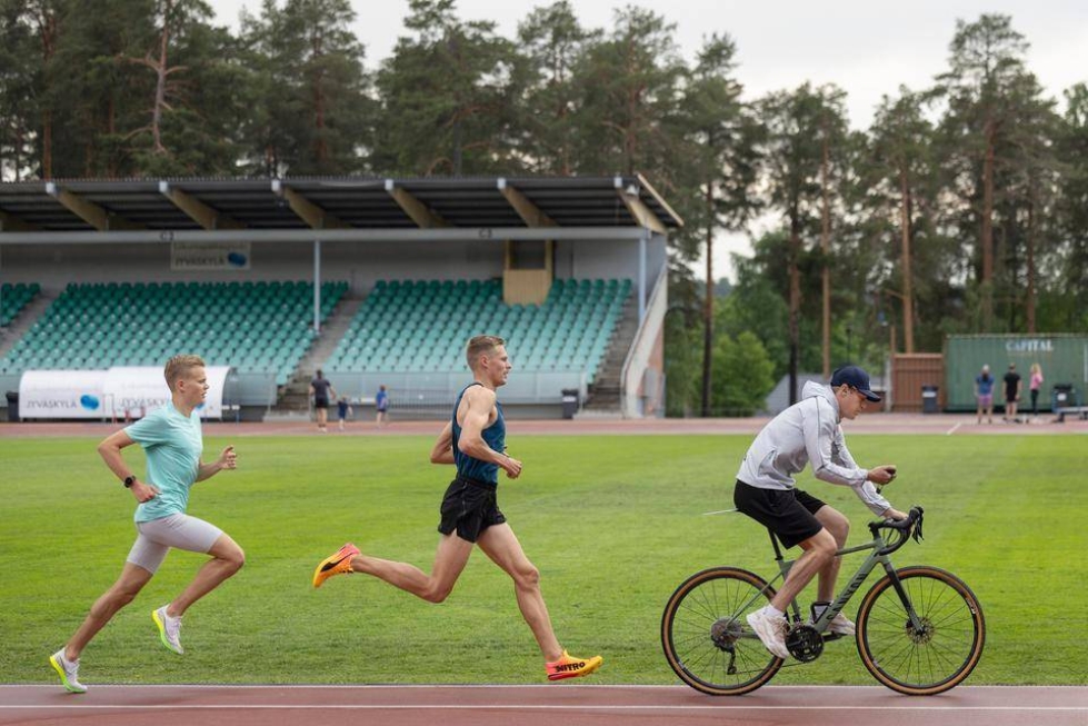 Topi Raitasen juoksu näytti sunnuntaina kevyeltä Janne Ukonmaanahon pyörän perässä. Tämän treenin perusteella myös Raitasen takana juokseva Eemil Helander on kovassa kunnossa.