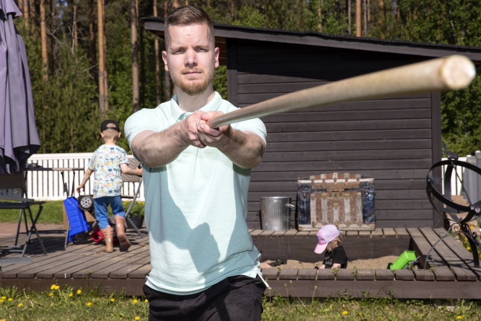 Metsään rajoittuvalla omakotitalon tontilla saa treenailla rauhassa vaikka kung-futa. Joonas Tolvasen takana lapset Antti ja Elina.