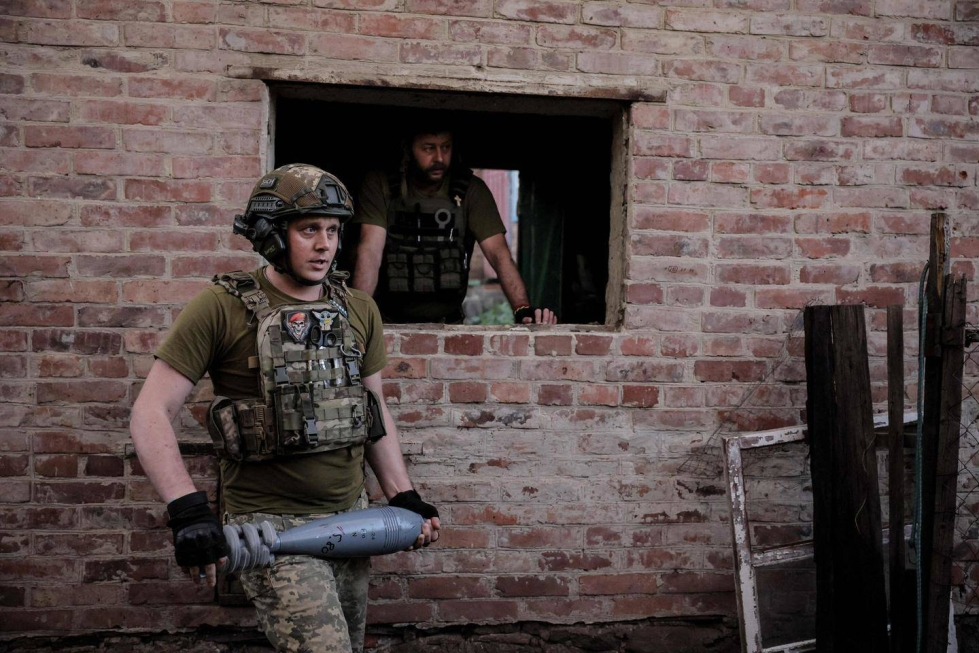 Ukrainan 24. mekanisoidun prikaatin sotilas valmistautuu tulittamaan kranaatinheittimellä venäläisjoukkoja kohti Donetskin alueella 4.6.2024.