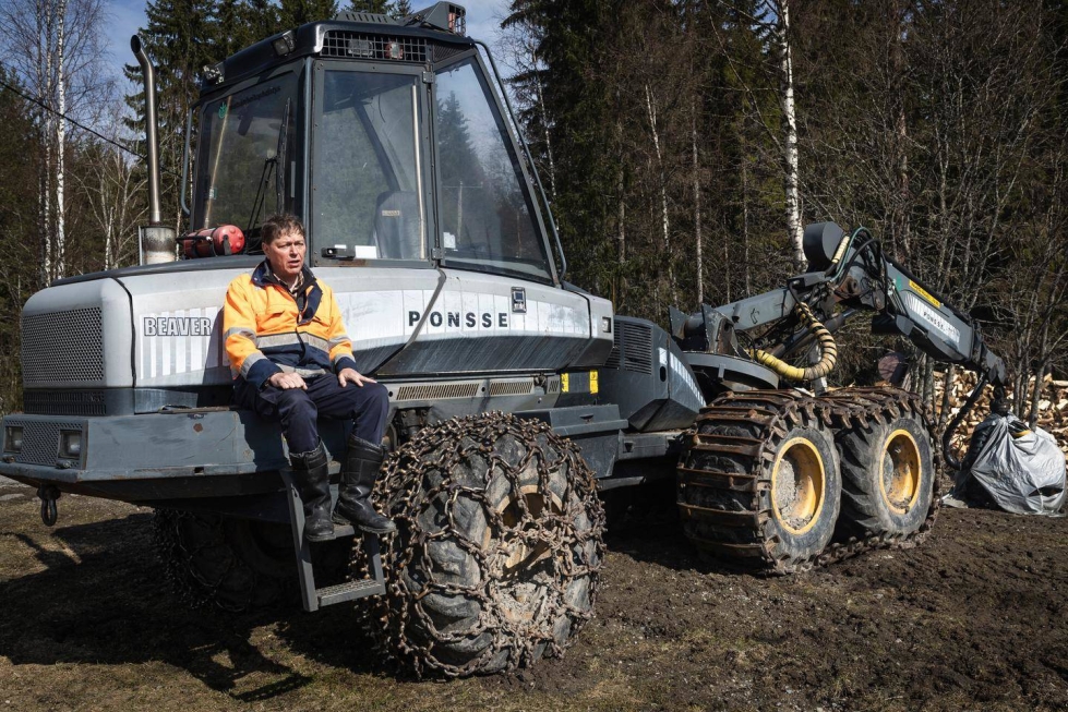 Timo Saarelainen on pohtinut paljon bioöljybisneksen epäonnistumista, välillä myös oman Ponsse Beaverin ratissa. Nyt harvesteri on jo kesäteloilla.