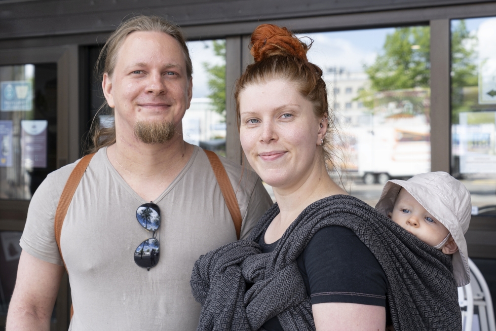 Koko perheen voimin 
äänestämässä. Veikko Eronen (vas.) Hanna Eronen ja yhdeksänkuinen Matias Eronen Carelicumin edustalla.