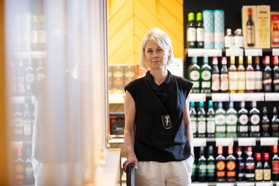 Alkon toimitusjohtaja Leena Laitinen arvioi, että viinien vapauttaminen ruokakappoihin murentaisi Alkon monopolin.