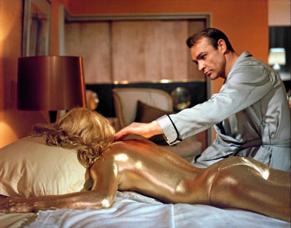 007 ja Kultasormi: Shirley Eaton ja Sean Connery. Nelonen klo 21.00.
