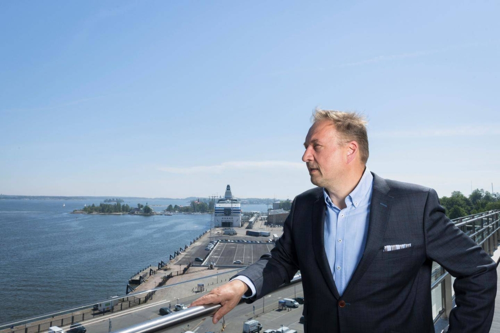 Kaupan liiton toimitusjohtaja Kari Luoto työskentelee Helsingissä Eteläranta 10:ssä, jonka katolta avautuu näkymä Eteläsatamaan ja merelle.