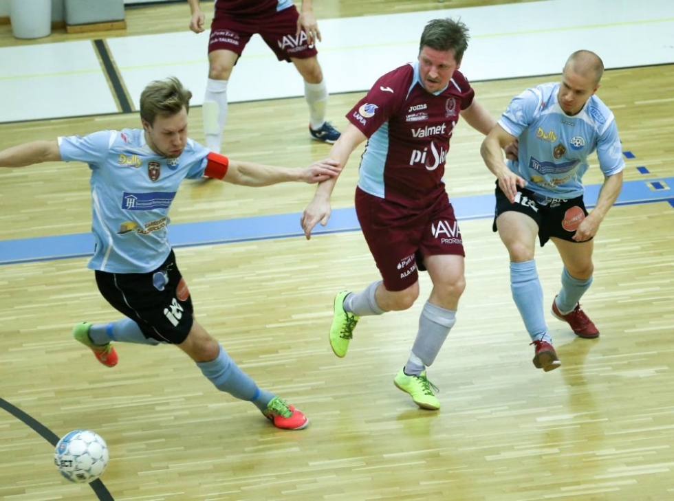 Riverballin puolustuksen lukko Eero Naakka (vas.) sekä viisi maalia viimeistellyt Anssi Koponen saivat tärkeät sarjapisteet.