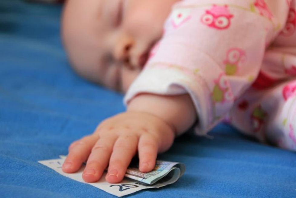 Väestöliiton tutkimusprofessori Anna Rotkirch kehottaa kuntia tukemaan ja palkitsemaan lapsiperheitä kaikin tavoin. Yksi keino on vauvaraha.