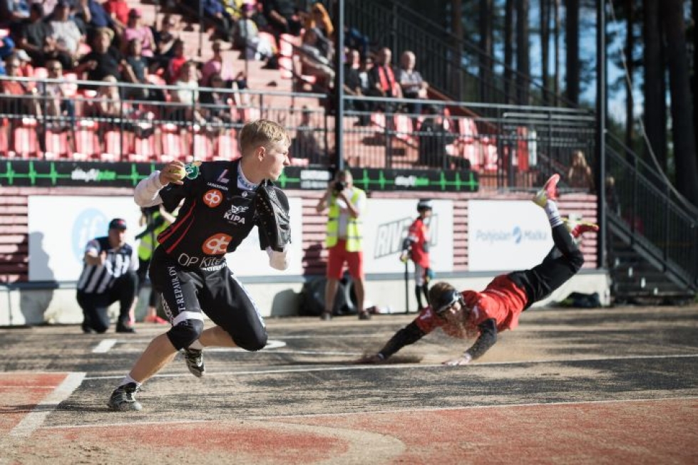 Jesse Eskelinen vauhdissa Mehtimäellä 9. heinäkuuta KiPan voittaessa JoMan. Ottelu oli Eskelisen 100. Superpesiksen runkosarjassa.