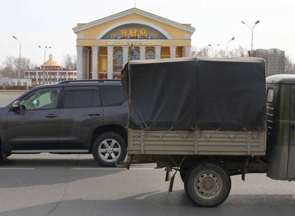 Petroskoissa on rikasta ja köyhää: citymaasturi ja vanha auto vierekkäin.