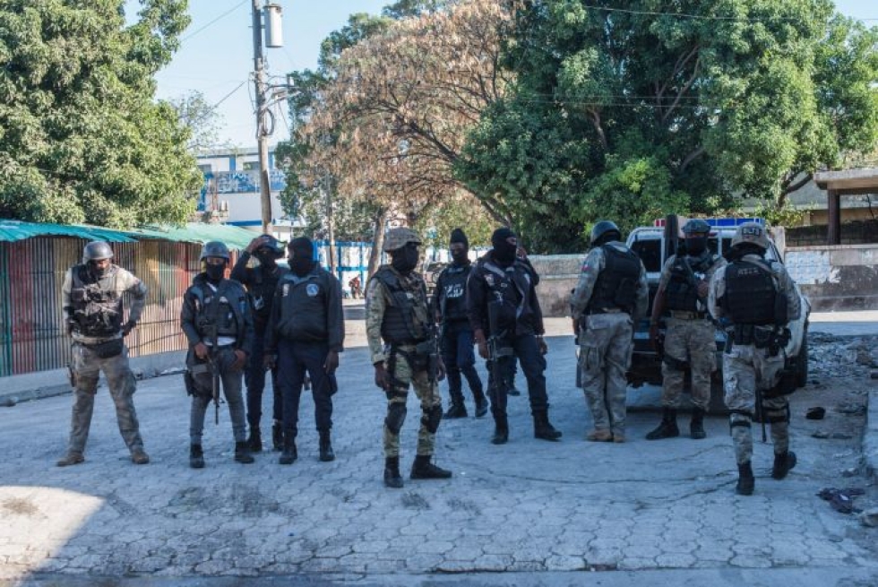 Poliiseja vartoi haitilaisvankilan liepeillä. Lehtikuva/AFP