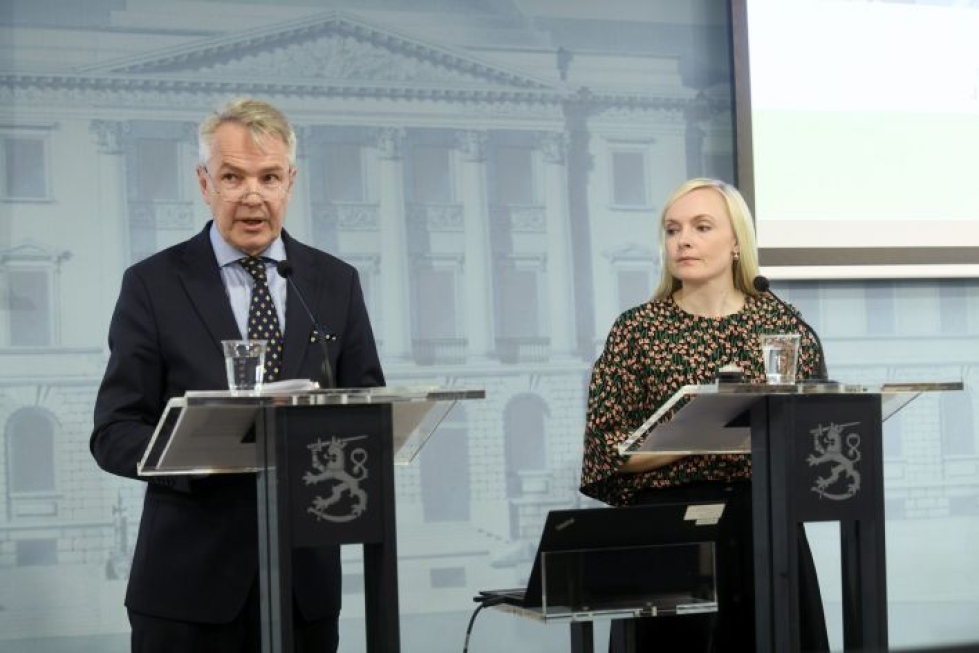 Ulkoministeri Pekka Haavisto ja sisäministeri Maria Ohisalo kertoivat keskiviikkona hallituksen matkustusrajoituksia koskevista linjauksista. LEHTIKUVA / VESA MOILANEN