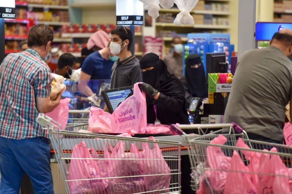 Saudi-Arabian Riadissa ostettiin perjantaina tarpeita id al-fitrin juhlintaa varten. Lehtikuva/AFP