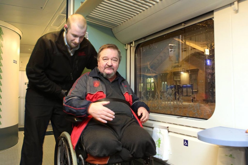 Joensuun vammaisneuvosto teki aloitteen junavaunuihin tarvittavista pyörätuolien kiinnittimistä. Asian laittoi alulle Aapo Kokko. Kuvassa avustajana invataksiyrittäjä Jussi Lähteenmäki.