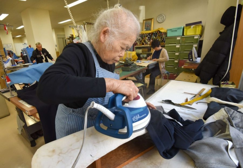 Japani on maailman velkaantunein valtio. Siellä ikäihmisetkin tekevät töitä. LEHTIKUVA/AFP