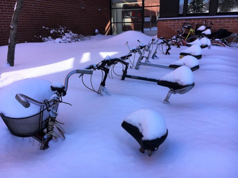 Yliopiston takapihalle hyytyneet polkupyörät odottavat vielä parempia kelejä, kuvan ottanut Olli-Pekka Tikkanen toteaa.